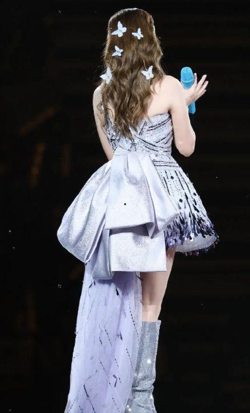 吉他演出成人女礼服视频