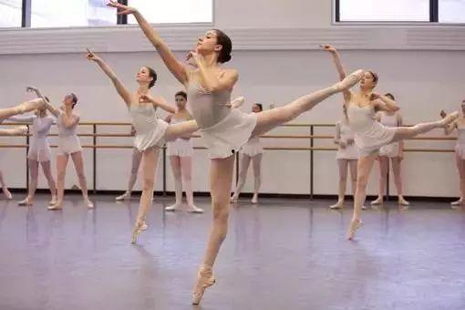 劈叉很疼的舞蹈视频成人,揭秘劈叉舞蹈的挑战与魅力