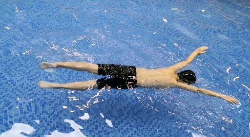 成人学仰泳游泳视频,跟随仰泳教学视频轻松掌握游泳技巧